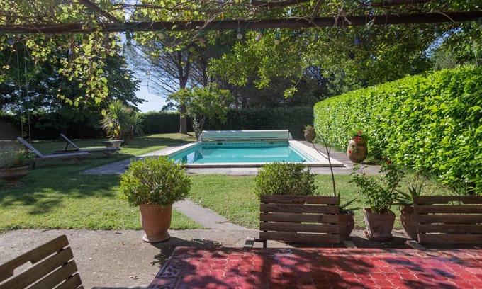 Courthezon House | Provencal farmhouse in the countryside. Wooded and enclosed park with swimming pool, not overlooked.