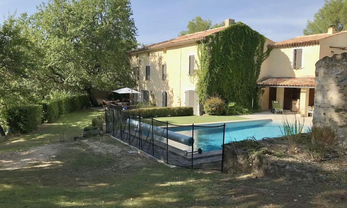 Cadenet House | Provencal house with large garden and swimming pool.