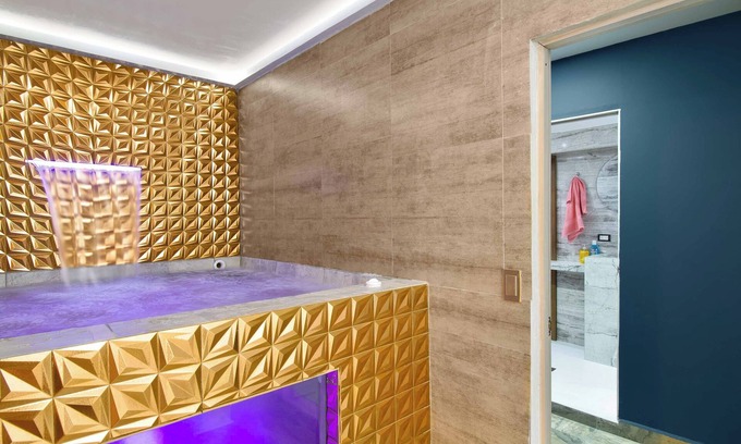 Las Lomas I Apartment | Provenza Apartment 5-bedroom apartment with Jacuzzi!, AC in all bedrooms