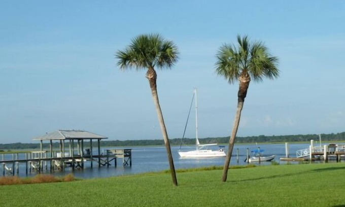 Crescent Beach Condo | Pt.Matanzas.Very clean, beautiful directly on the Intracoastal. Wonderful!