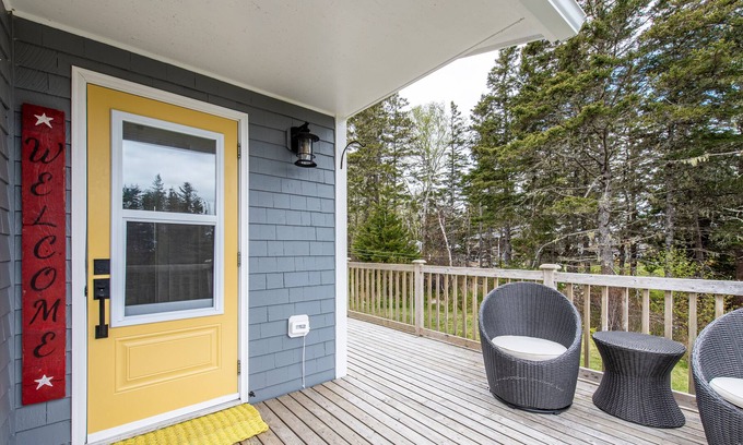 Queens House | Puddin’ Pan - Ocean Front Cottage w Beach Access
