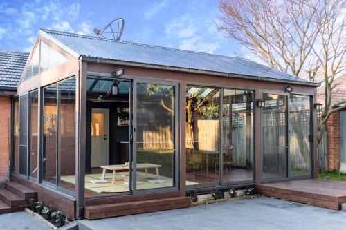 Glen Waverley House | Puddings Tranquil Sunroom Retreat in Glen Waverley
