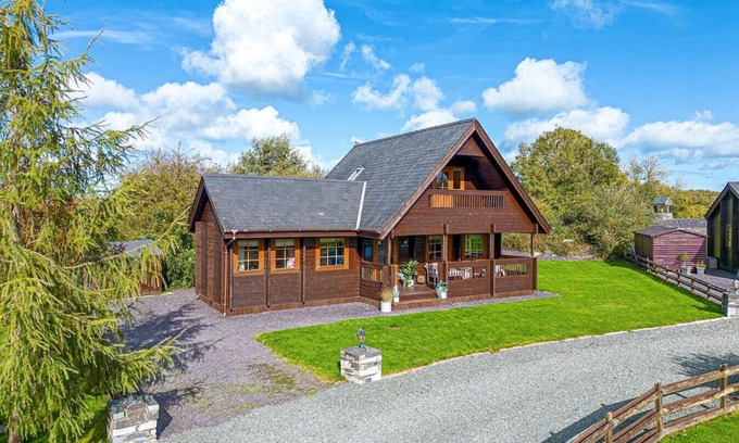 Tenby Cabin | Pumpkin Lodge · Scandi Cabin in Heart of Anglesey with Parking