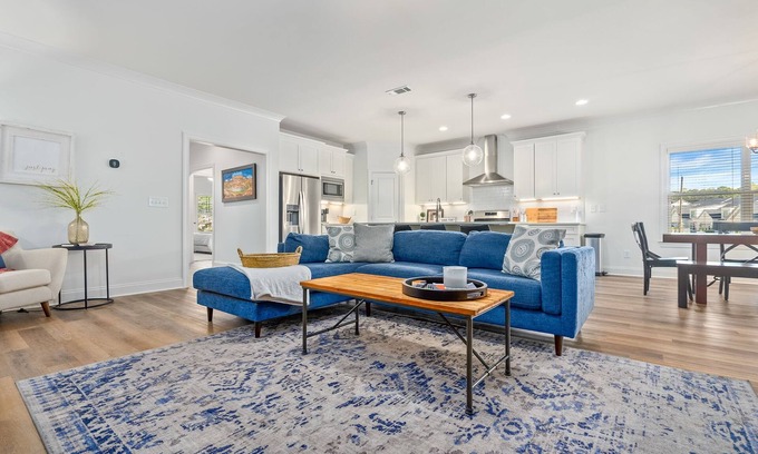 Auburn House | Punt Bama Punt ~ New 4/3 in AU with Outdoor Fire Pit!