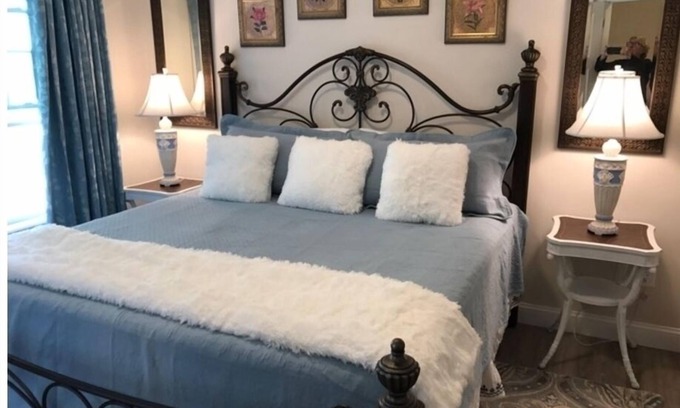 Hampton Condo | Pure "beachglam" and dining "al fresco"