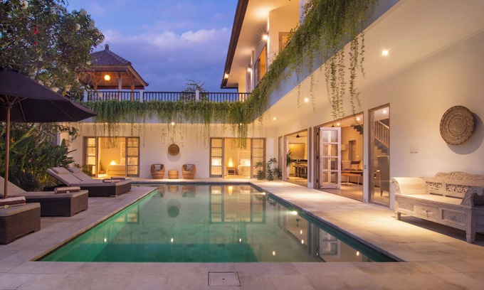 Batu Bolong House | Puri Temple; fully serviced 3 Bedroom Villa, Central Canggu. Close to the beach.