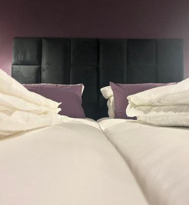 Rastpfuhl Apartment | Purple Escape Balkon Netflix zentral