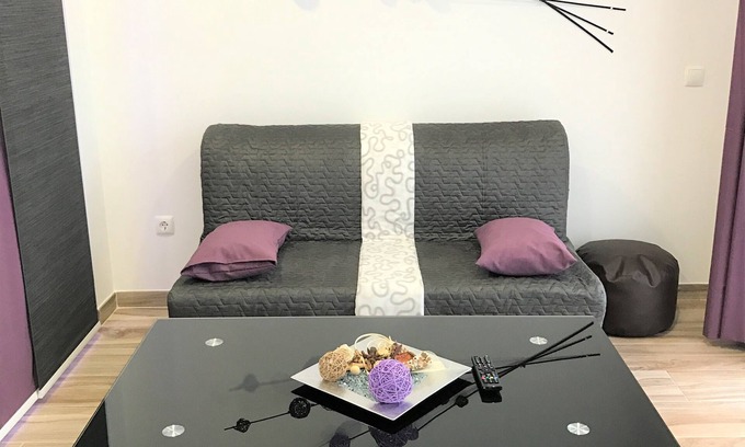 Peniche de Cima Apartment | Purple Studio with shared patio, 200 meters, 3 min by foot Beach of Peniche