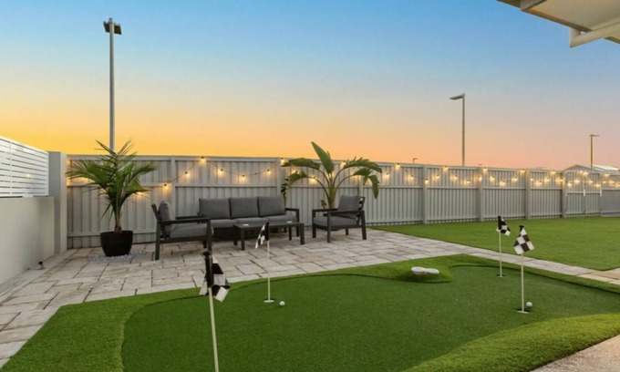 Kingscliff House | Putt Putt - Pool Slide - 100m to Beach - Ultimate Family Entertainer