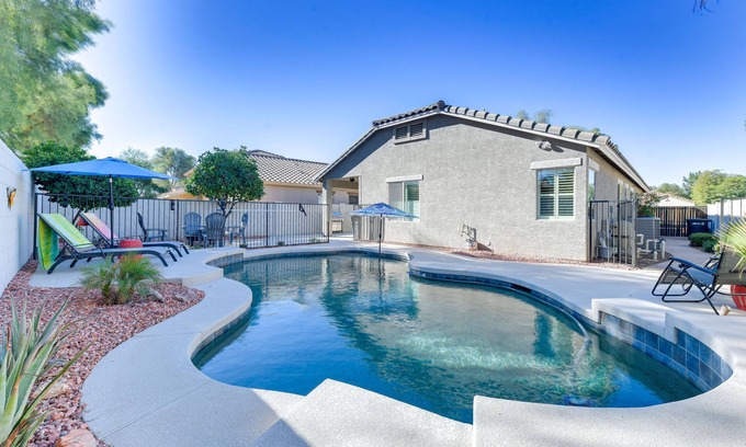 Power Ranch House | Putting Green & Fenced Yard: Charming Gilbert Home