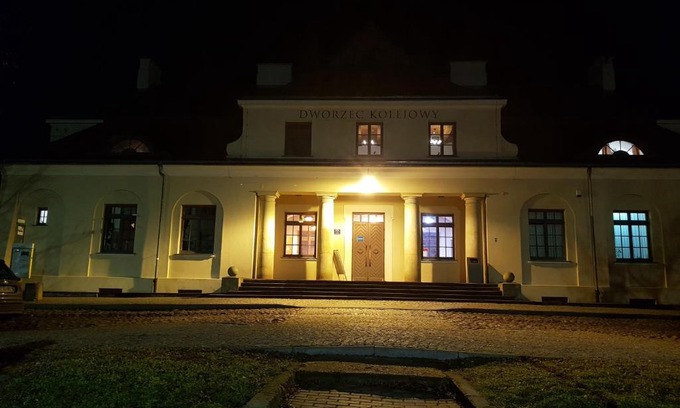 Nowy Dwor Mazowiecki Hostel | Quadrans Hostel and Caffee na dworcu kolejowym Modlin 7 min jazdy lotniskowym autobusem wahadłowym