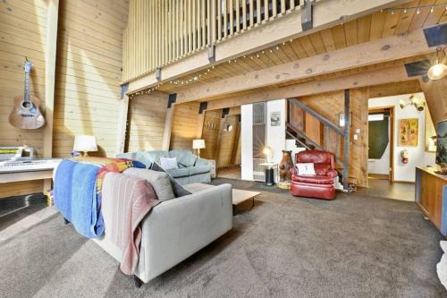 Big Bear Lake House | Quail's Call Big Bear~ Walk to Lake & Ski Resort