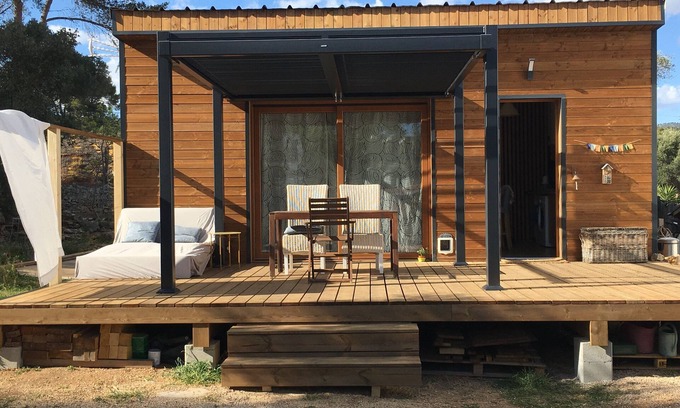 La Ciotat Ski Chalet | Quaint 1-bedroom chalet in La Ciotat with 2 friendly cats .Chalet Gay friendly