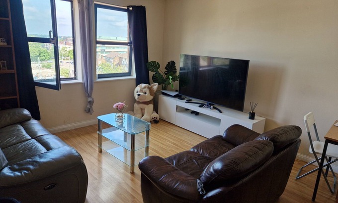 Wolverhampton Apartment | Quaint 2-bedroom apartment with WiFi in charming Wolverhampton city centre