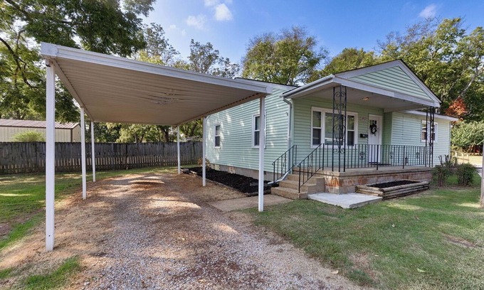 Huntsville House | Quaint 2 Bedroom with an Office