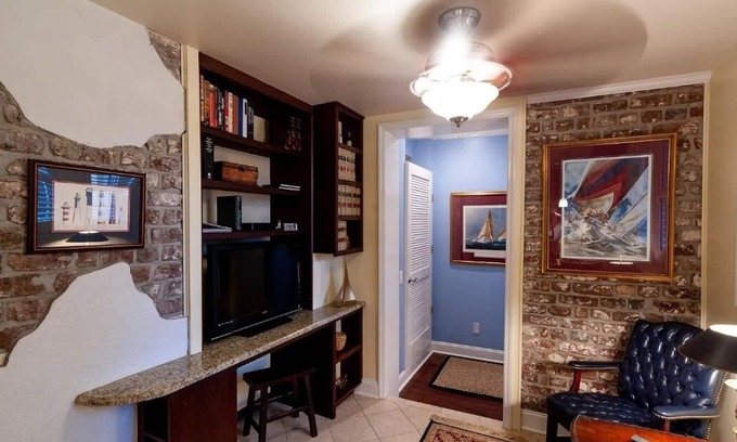 Charleston Historic District Condo | Quaint and cozy condo in the HEART of Charleston's Historic District!