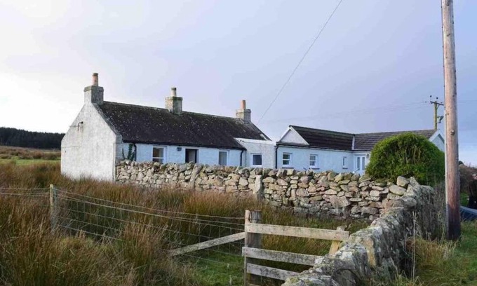 Laphroaig House | Quaint and quirky coastal Cottage Islay