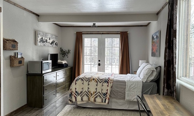 Taku - Campbell House | Quaint apartment steps from Campbell Creek Trail