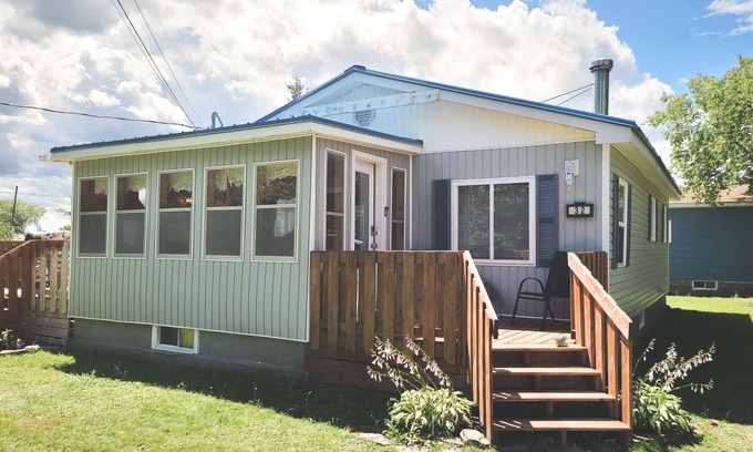 The Bluff Cottage | Quaint beach cottage only 6 minute walk to famous Parlee Beach