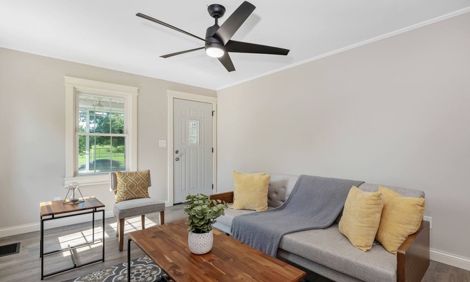 Clintonville House | Quaint Cape Cod with 2 bedrooms & 2 Full Baths min from OSU!