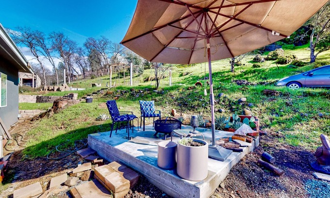 Chico Apartment | Quaint Chico hideaway with open layout, smart TV, Galanz fridge, patio, & AC