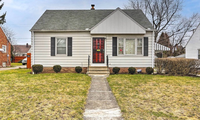 Maple Heights House | Quaint + Cozy Home < 15 Mi to Dtwn Cleveland!