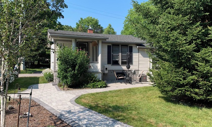 Frankfort Cottage | Quaint Frankfort Cottage - Short walk to beach