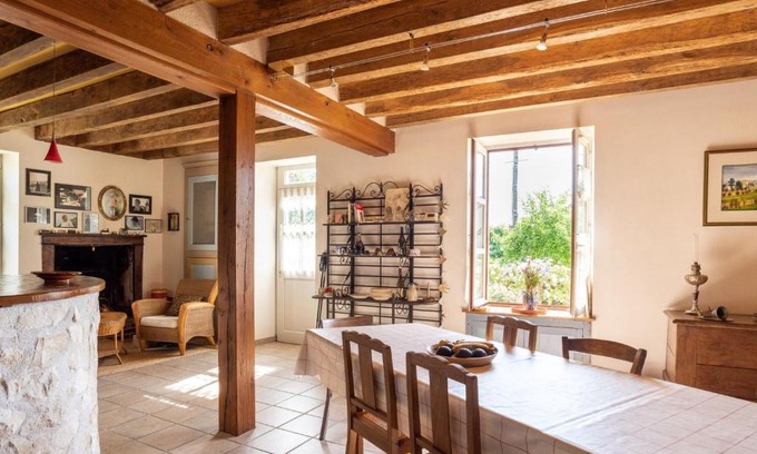 Morogues House | Quaint Holiday home in Morogues with Garden
