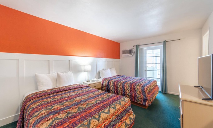 Everglades City Hotel | Quaint, Lakeside Standard Hotel Room with Kitchenette and Balcony
