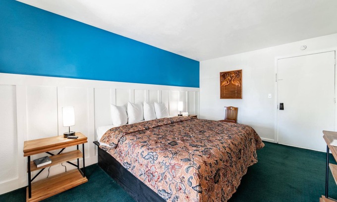 Everglades City Hotel | Quaint, Lakeside King Hotel Room with Kitchenette and Balcony
