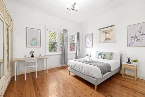 Maroubra South House | Quaint Retreat - 6BR - Free Parking - Centrally Located