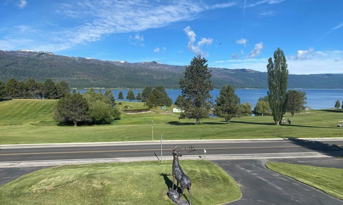 Cascade House | Quaint, Rustic Charm Lake house with WiFi in Cascade.