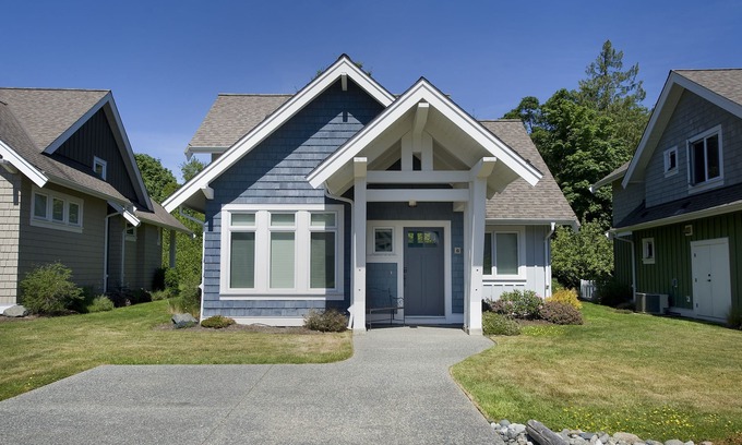 Regional District of Nanaimo House | Qualicum Landing #6 - Cozy Beach Home with Community Pool