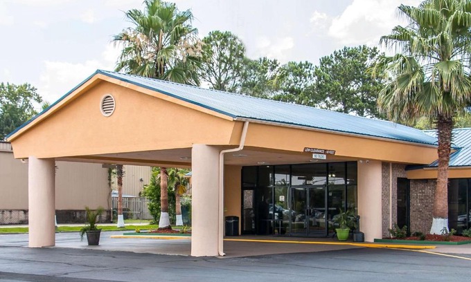 Flemington Hotel | Quality Inn Hinesville - Fort Stewart Area, Kitchenette Rooms - Pool - Guest Laundry