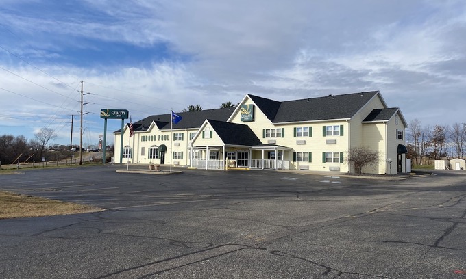 Mauston Hotel | Quality Inn Mauston