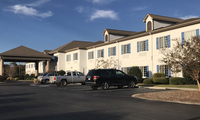 Sneads Ferry Hotel | Quality Inn & Suites Sneads Ferry - North Topsail Beach