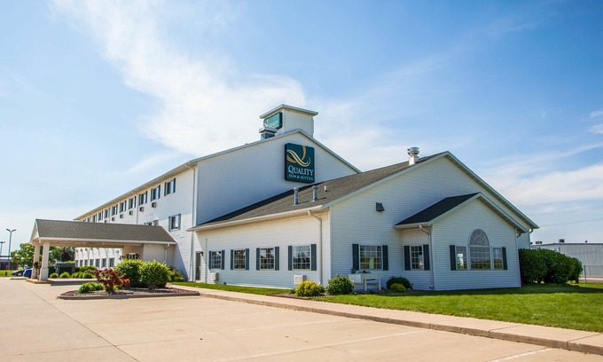 Eldridge Hotel | Quality Inn & Suites Eldridge Davenport North