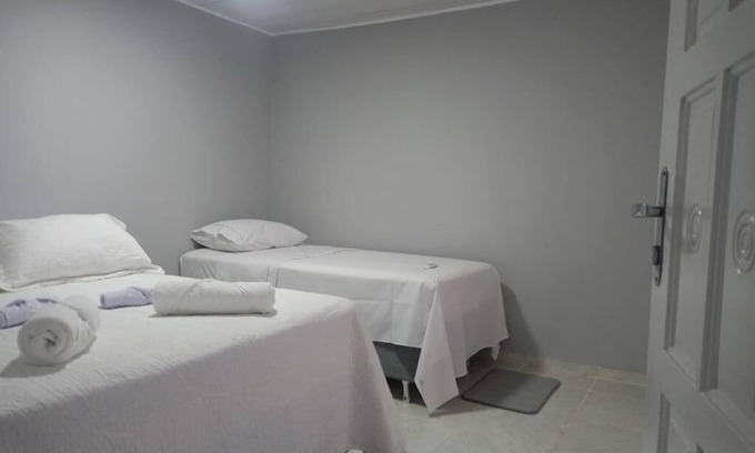 Vila Yolanda Apartment | Quarto Espaçoso no Centro de Foz
