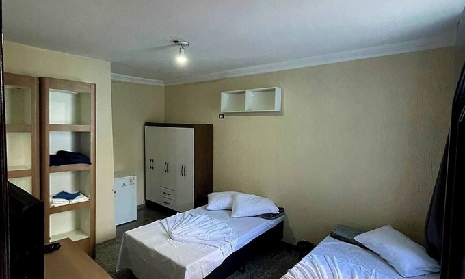 Liberdade Bed & Breakfast | Quarto Familiar 13, com tv, Frigobar, Ventilador e Café da Manhã Incluso