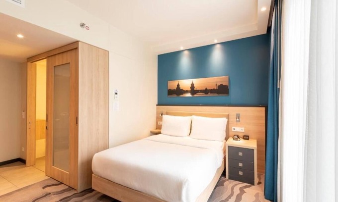 Mitte Hotel | Queen Room | Garden View | Steps from Alexanderplatz & TV Tower