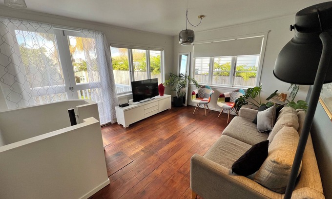 Newton Bed & Breakfast | QUEEN ROOM Only @ PAGET House PONSONBY AUCKLAND One in a Five bedroom villa.