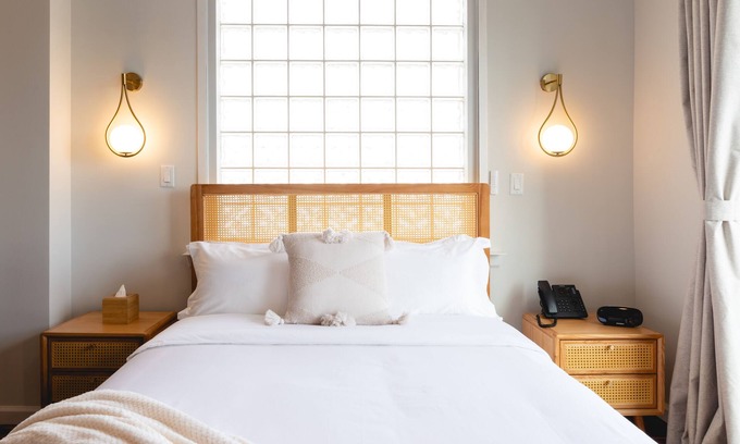 Queens House | Queen Studio in Stylish Family-Owned Gem Near Manhattan - Wheelchair Accessible