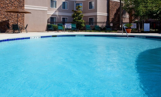 Fantasy Harbor Condo | Queen Suite Near the Sky Wheel | Free Hot Breakfast + Pool Access