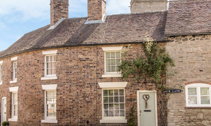Much Wenlock Cottage | QUEENS COTTAGE, romantic, character holiday cottage in Much Wenlock
