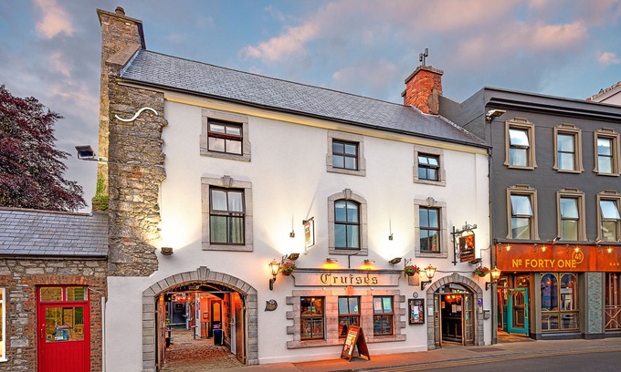 Ennis Hotel | Queens Hotel and Nightclub