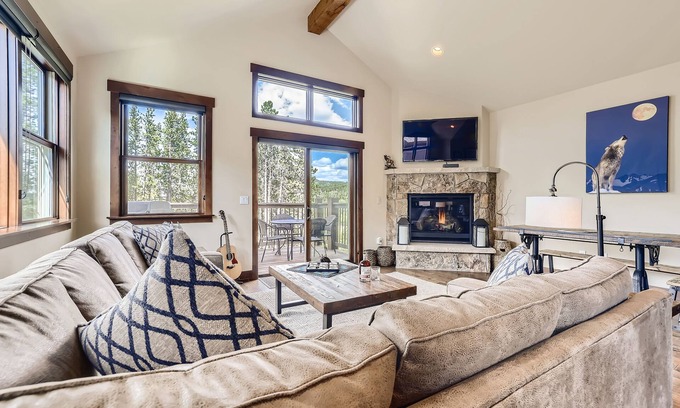Warrior's Mark House | Quick walk to lifts and Main Street, Views!