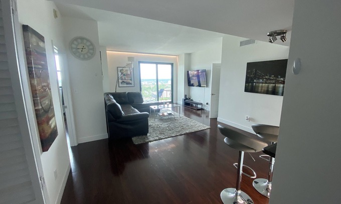 Capitol Hill House | Quiet 2/2 High-rise at the Tallahassee Center