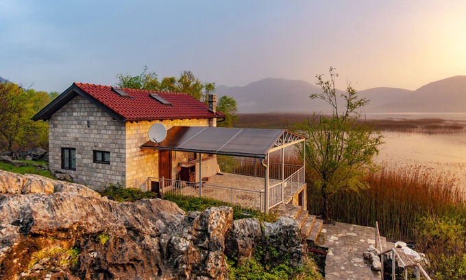 Karuc House | Quiet and detached house directly on the lake