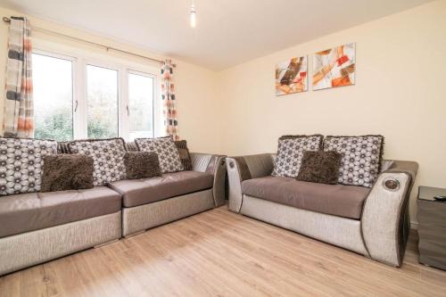 Wolverhampton House | Quiet and Lovely 3-bed house parking and garden