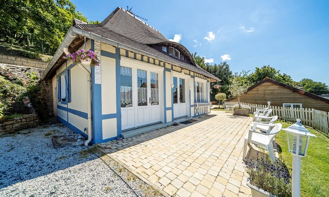 Le Port House | quiet and pleasant holiday home - ancient pottery